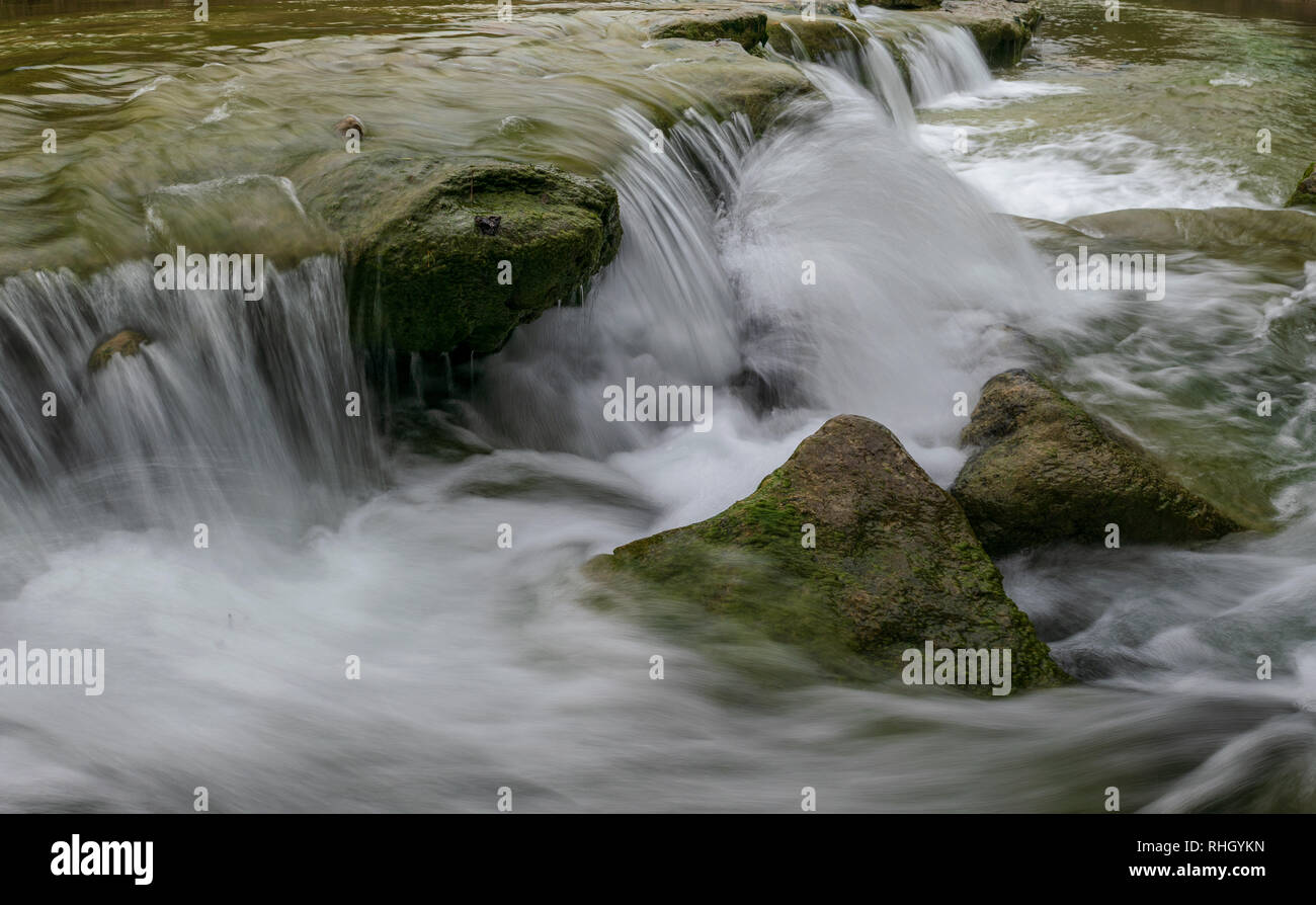 Le belle cascate e acque profonde piscine al Bull Creek sentiero escursionistico sono un popolare via di fuga per Austin locali che cercano di sfuggire alla calura estiva Foto Stock