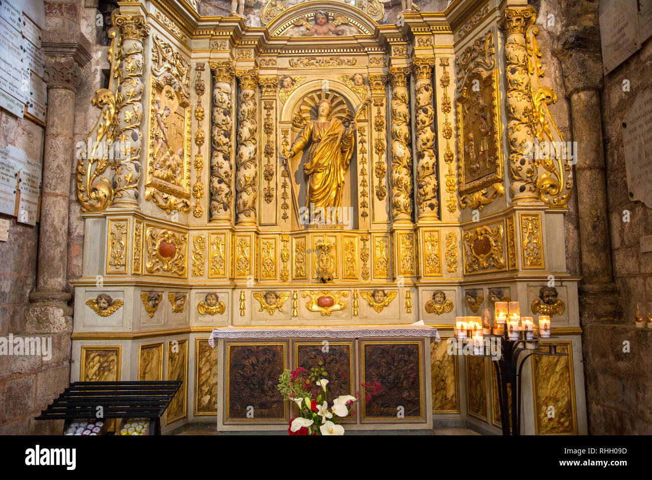 L'altare dell'Abbaye Sainte-Foy de Conques nel pittoresco villaggio francese di Conques. Foto Stock