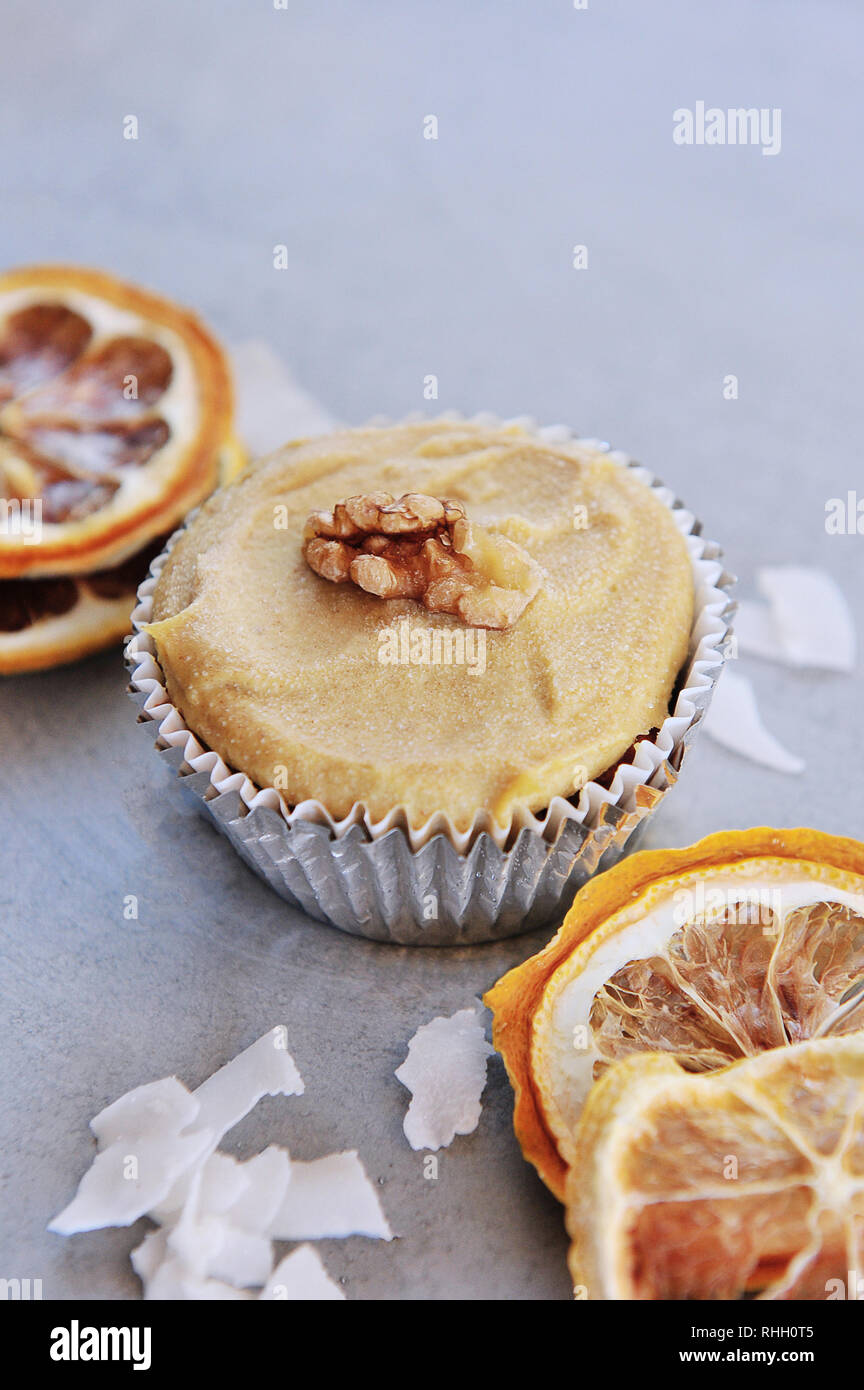 Cibo crudo muffin fatti con ingredienti biologici Foto Stock