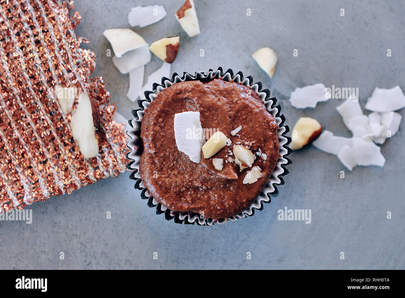 Cibo crudo muffin al cioccolato fatto con ingredienti biologici Foto Stock