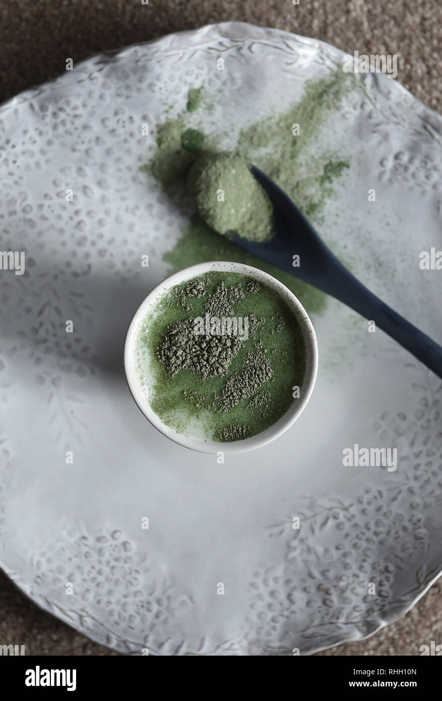 Verde supplemento nutrizionale con dado latte Foto Stock