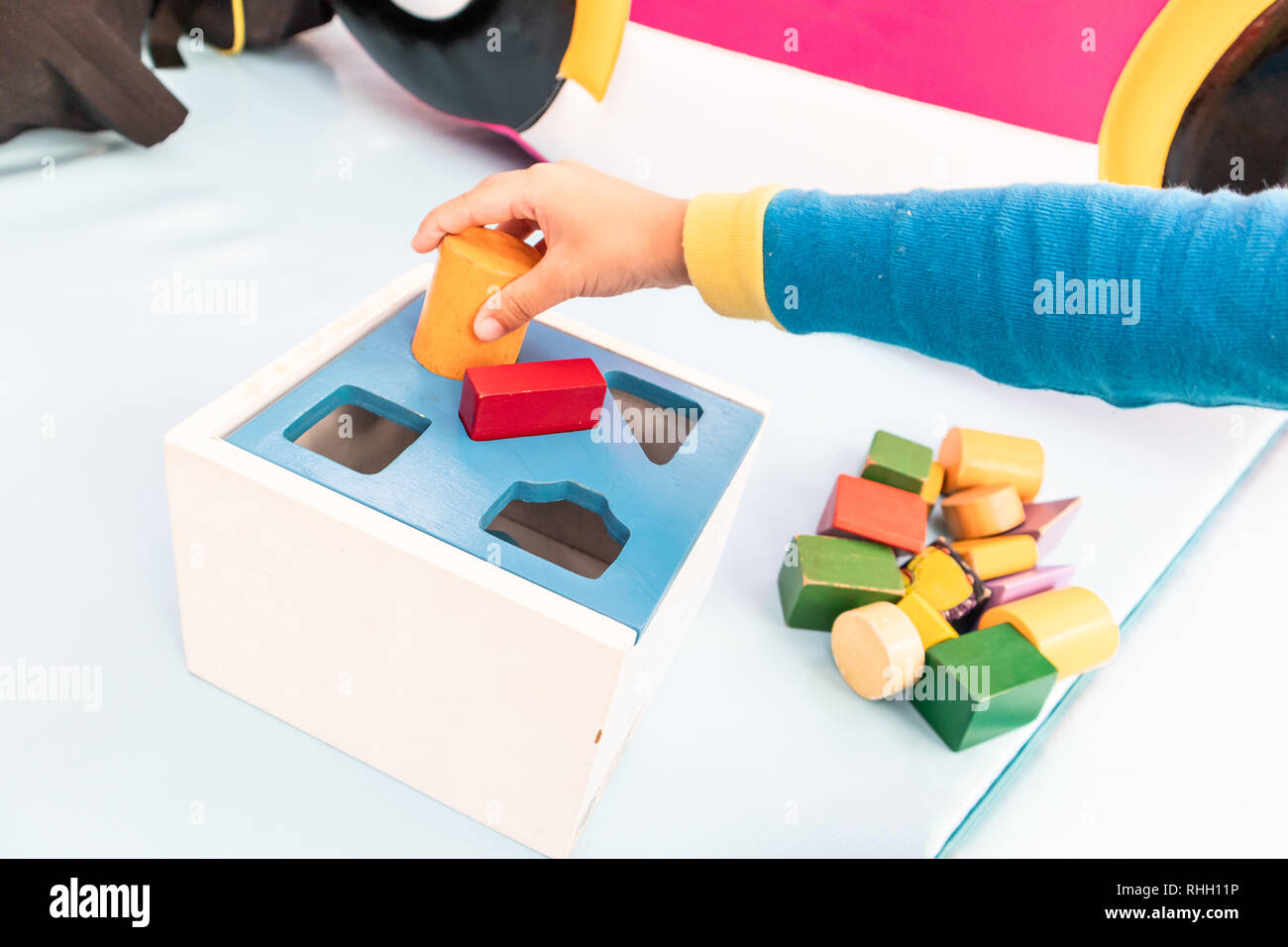 I bambini sono la riproduzione dei blocchi di legno. Foto Stock