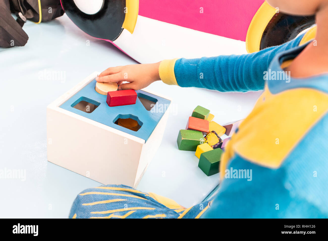 I bambini sono la riproduzione dei blocchi di legno. Foto Stock