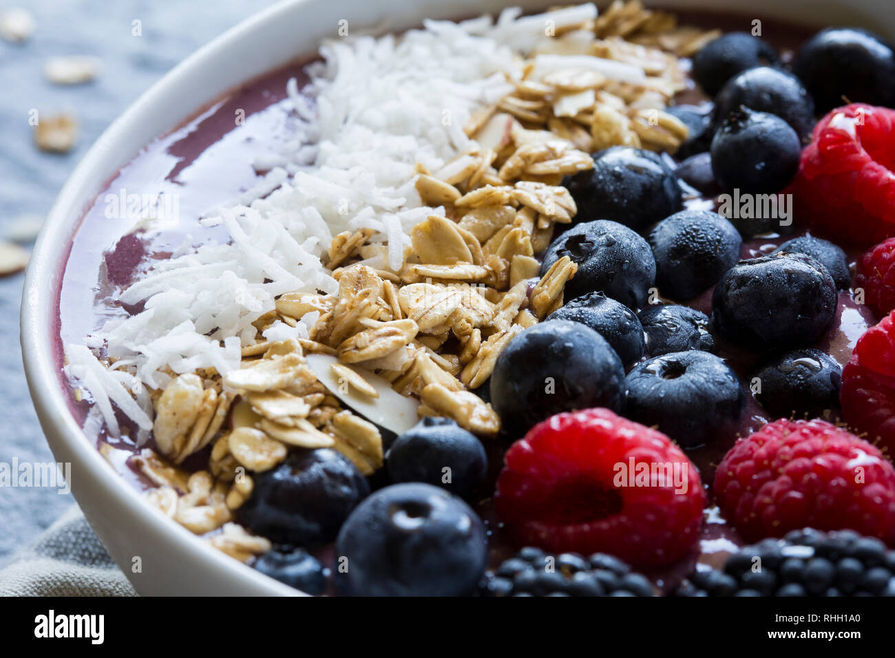 In prossimità di bacche e granola in Acai yogurt ciotola. Foto Stock