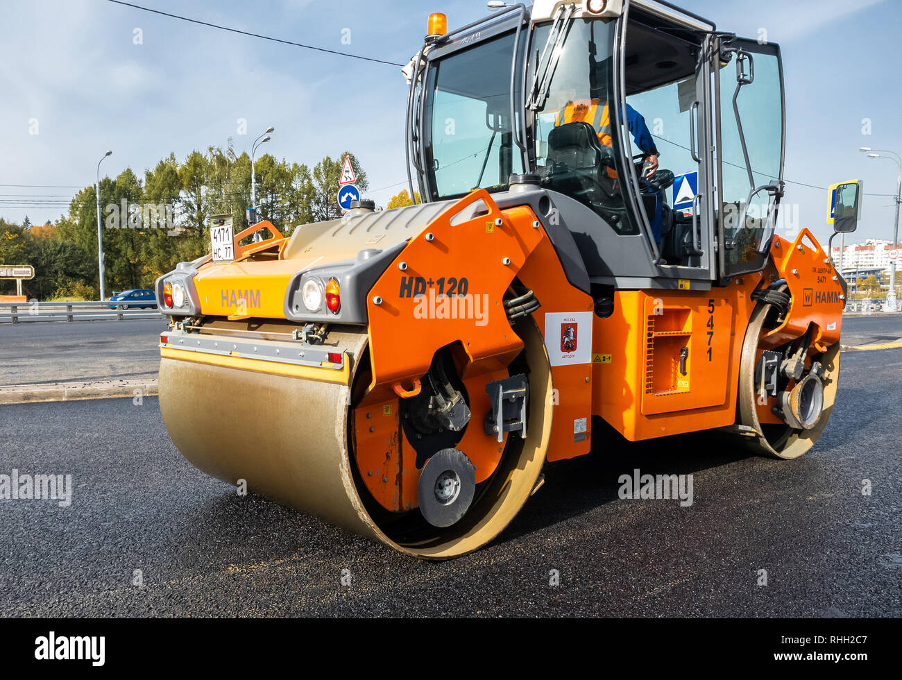 Mosca, Russia - ottobre 9. 2018. Asfalto riparazione utilizzando asfalto lastricatore Foto Stock