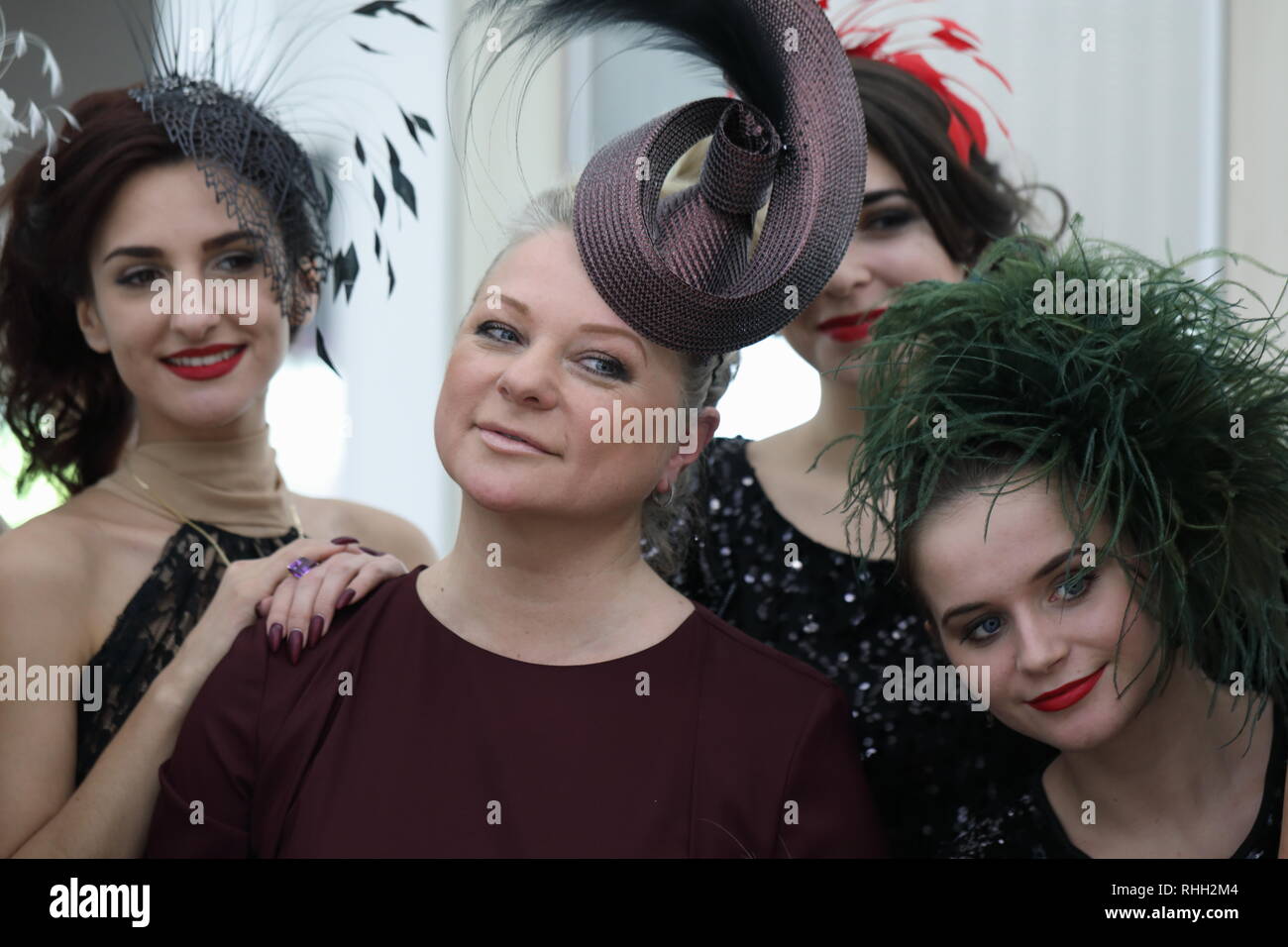 San Pietroburgo, Russia - 1 Febbraio 2019: designer di moda Anna Mikhailova in posa con modelli presentando la sua collezione di cappelli e accessori assortiti Foto Stock