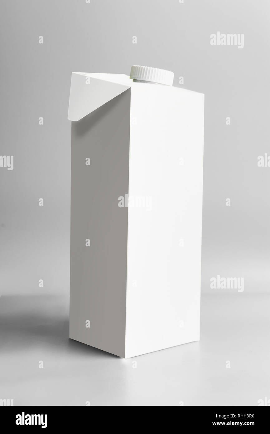 Confezione bianca tetra-pack in piedi su sfondo grigio chiaro, vista frontale. Branding pacchetto moc-up. Vuota la casella modello latte o succhi di frutta Foto Stock