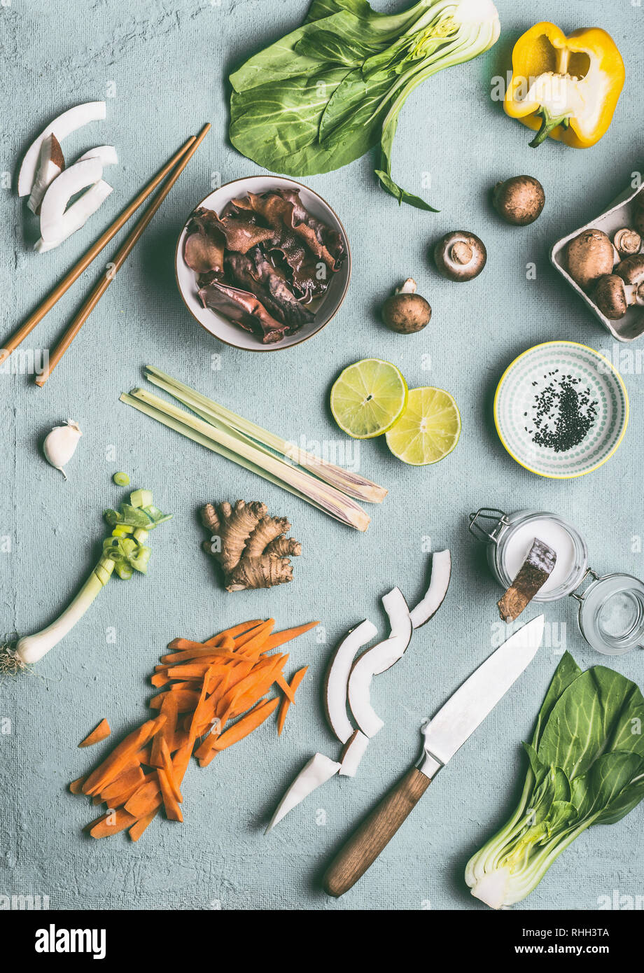 Asian ingredienti alimentari laici piatto sul tavolo da cucina background: verdure, funghi e spezie. Gustosa cucina vegana e mangiare. Cinese o della cucina tailandese Foto Stock