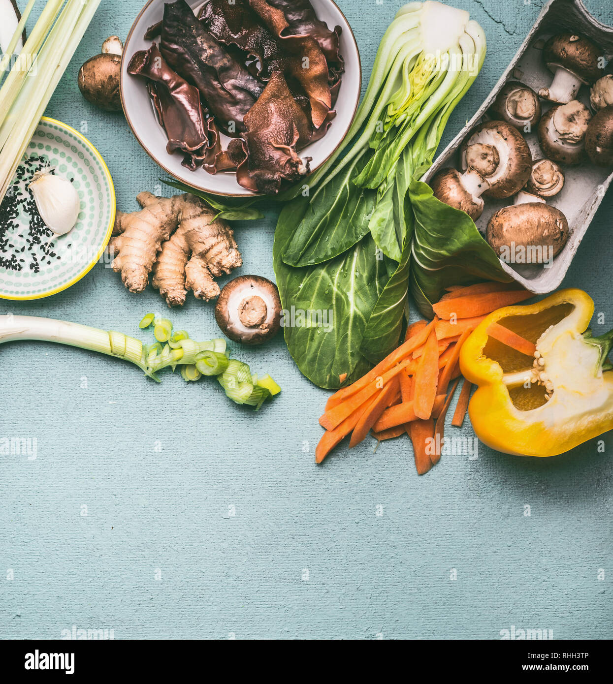 Varie tradizionali asiatici ingredienti per una gustosa cucina vegetariana : funghi , spezie e verdure, vista dall'alto, piatto laici. Cinese o della cucina tailandese. V Foto Stock