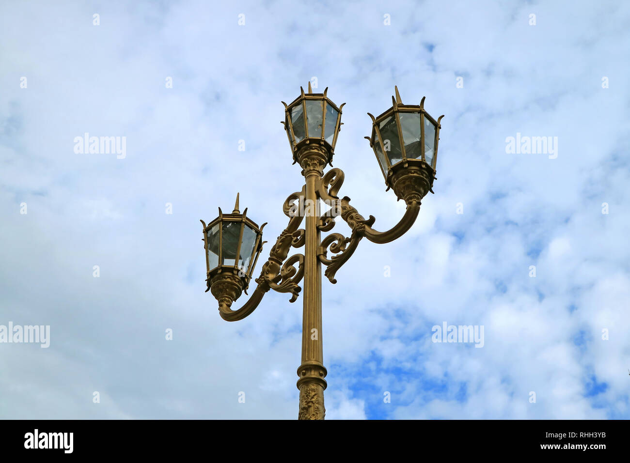 Bellissimo stile Art Nouveau lampade stradali contro il cielo nuvoloso di Buenos Aires, la città capitale di Argentina, Sud America Foto Stock