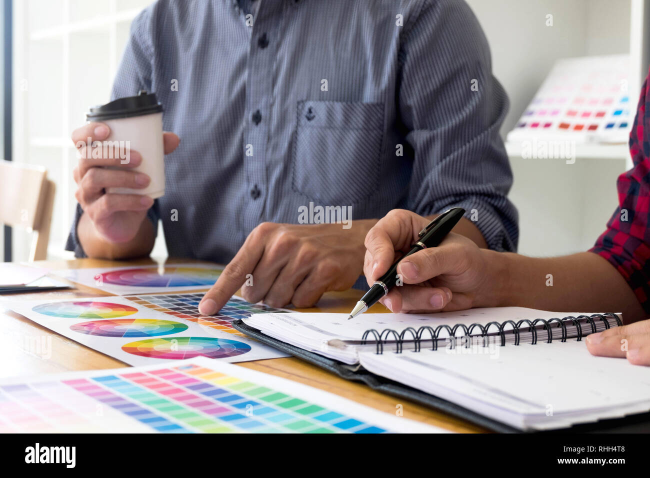 Graphic Designer scegliere i colori da bande di colore dei campioni per la progettazione .Designer grafico creatività concetto di lavoro . Foto Stock