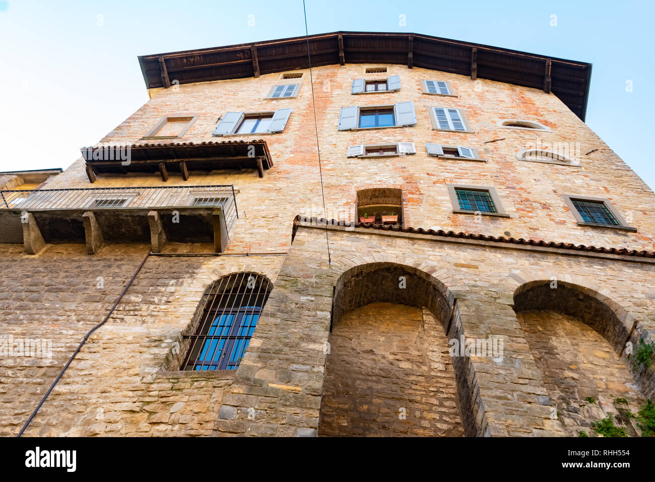 Bel vecchio edificio medievale o la casa nella Città Vecchia Città Alta di Bergamo, Italia Foto Stock