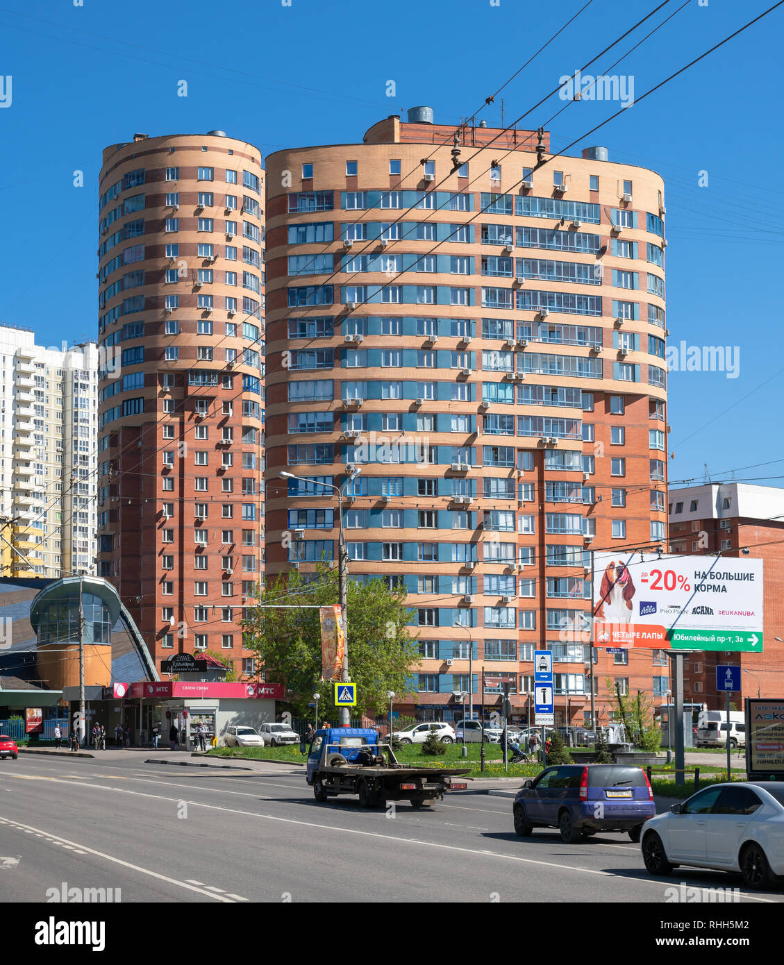 Khimki, Russia - 10 Maggio. 2018. Yubileyny Prospect - una delle vie centrali della città Foto Stock