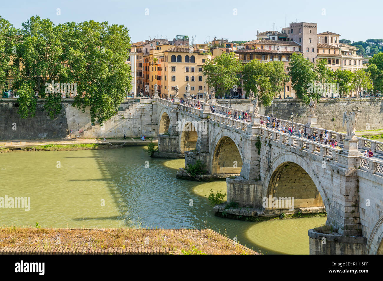 Sant'Angelo Bridge come visto da Castel Sant'Angelo in un assolato pomeriggio di estate. Roma, Italia. Foto Stock