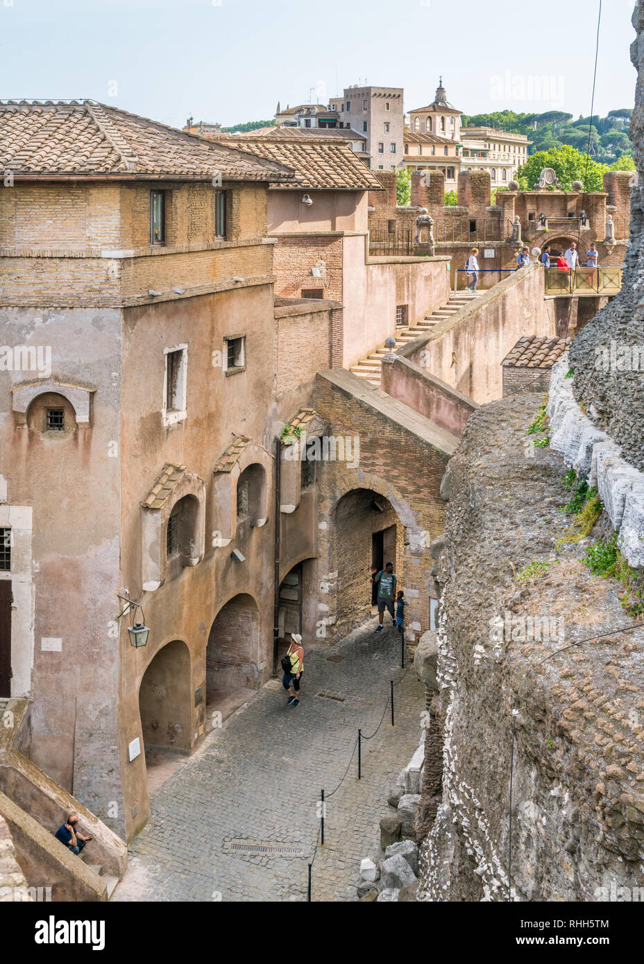 Camminando lungo le mura di Castel Sant'Angelo a Roma, Italia. Foto Stock