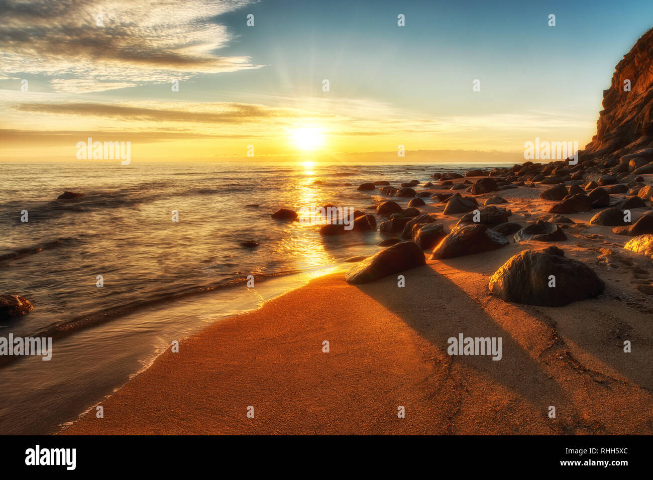 Bella cloudscape sul mare, sunrise shot Foto Stock