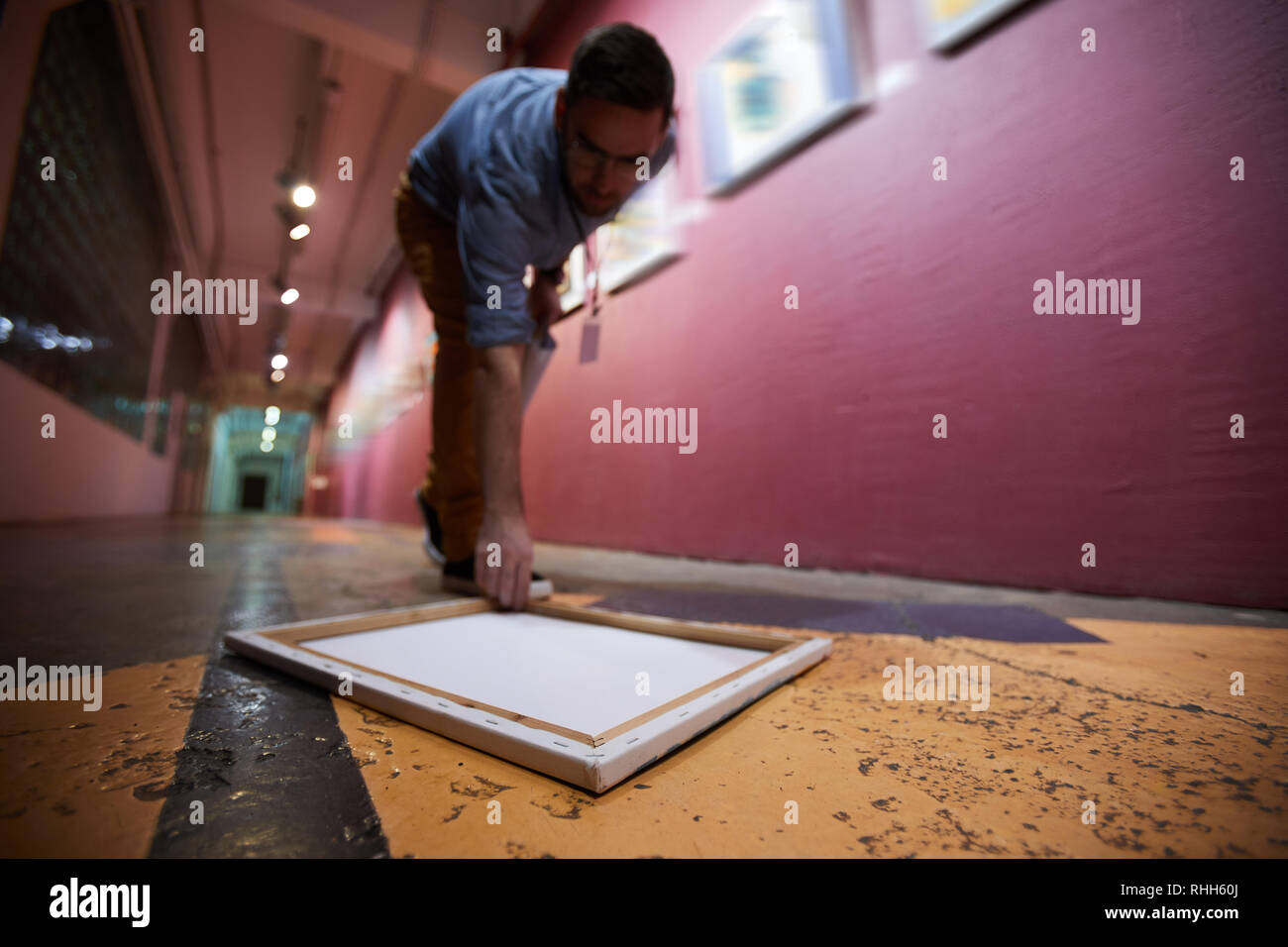 Uomo di prelevare la pittura Foto Stock