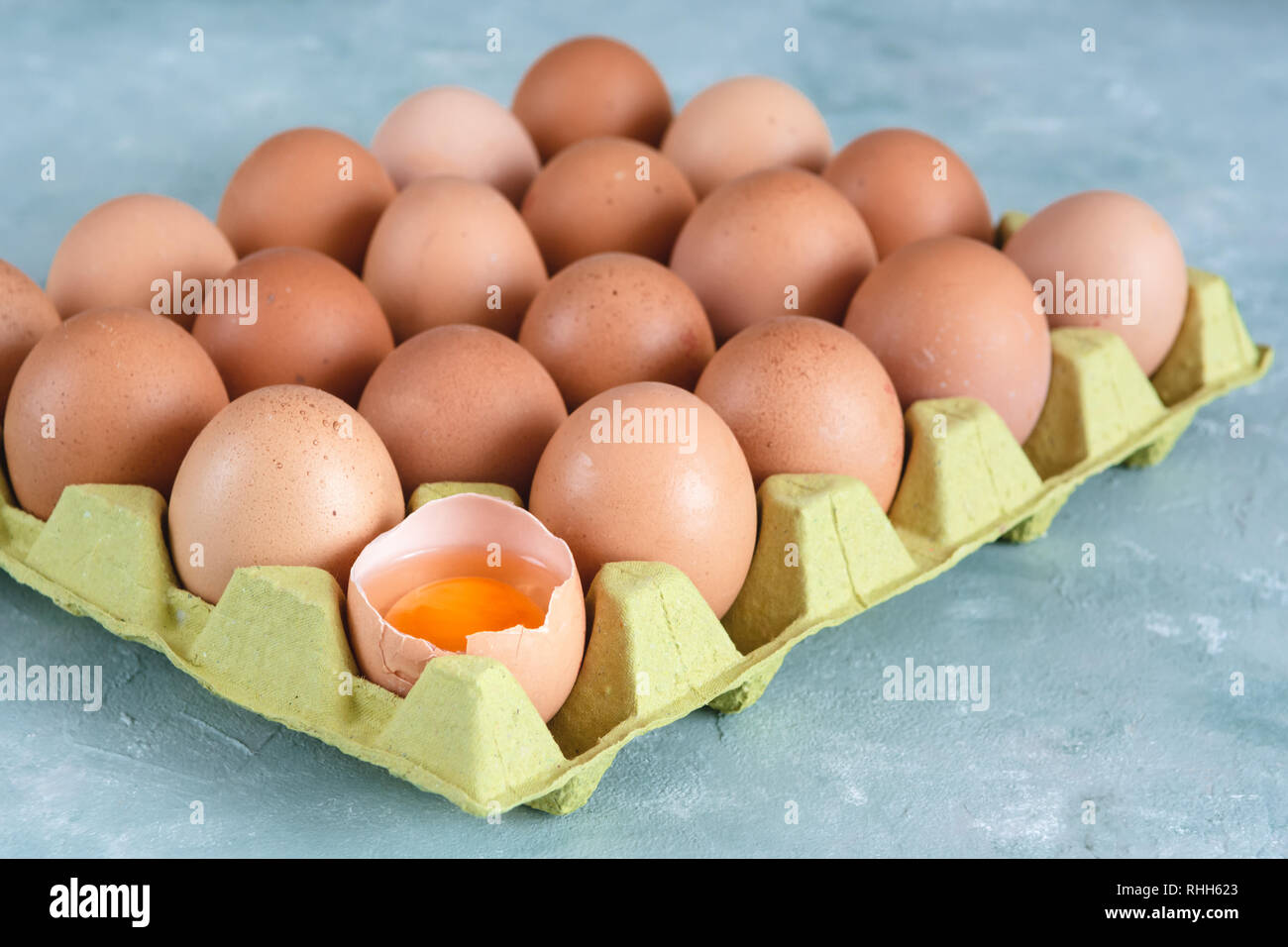 Gruppo di organico fresco uova di pollo in una scatola di cartone. Foto Stock