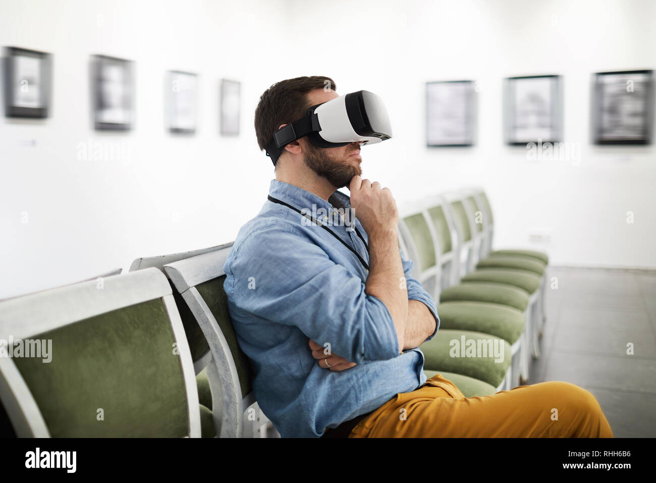 Uomo che indossa VR in Museo Foto Stock