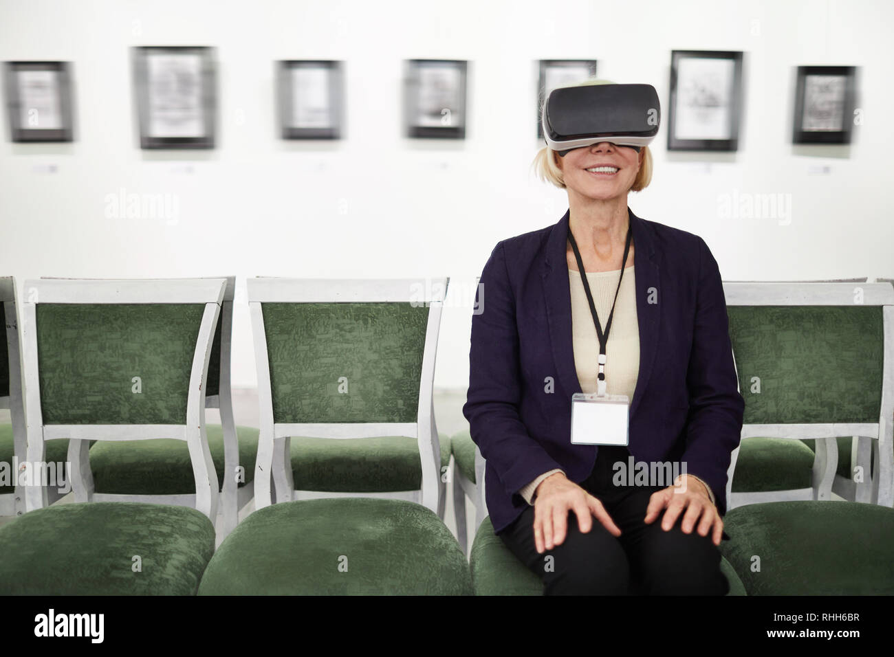 Donna guardando VR in Museo Foto Stock