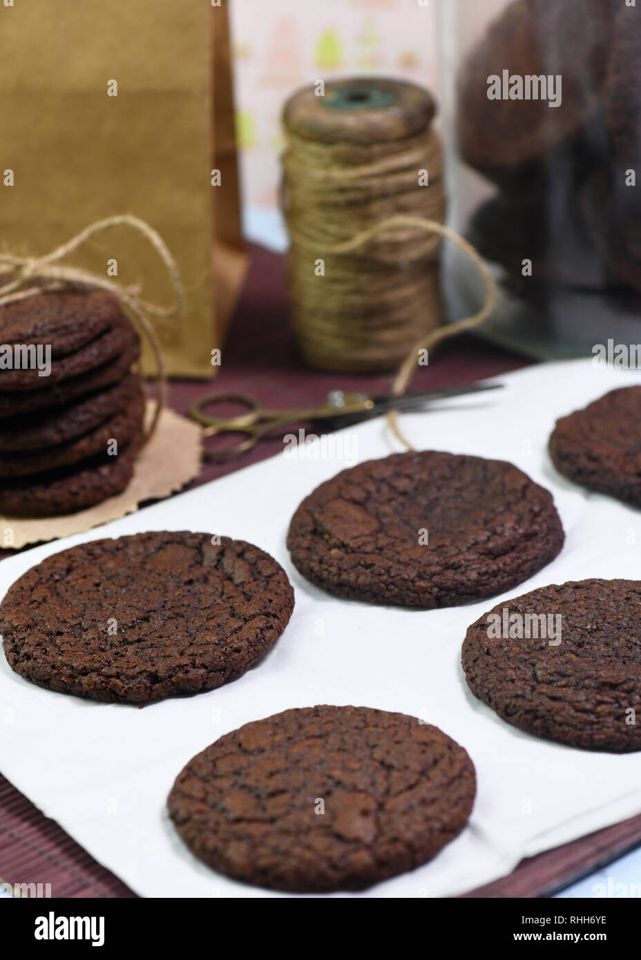 Fatti in casa biscotti al cioccolato cotta per gifting shot in una messa a fuoco selettiva per aggiungere spazio di copia Foto Stock