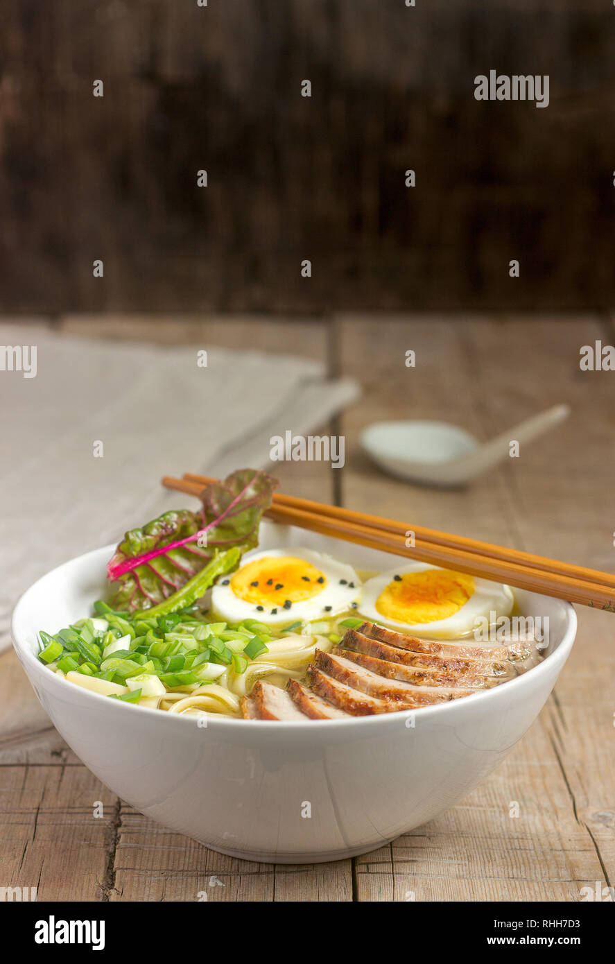 Zuppa ramen, un piatto tradizionale della cucina asiatica. Foto Stock