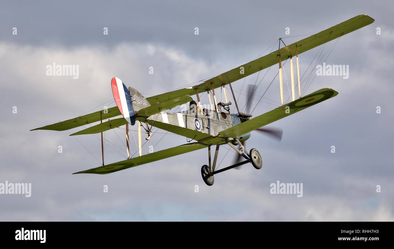 Replica Royal Aircraft Factory essere2e 'A2943' (G-CJZO) volare al 2017 Corteo militare airshow di Old Warden Aerodrome Foto Stock