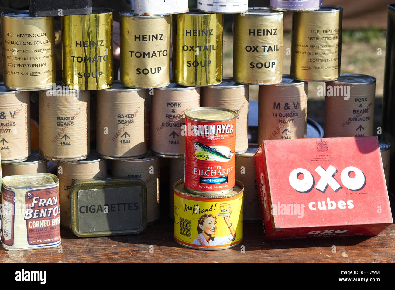 Riscaldamento autonomo lattine e HM solo forze di approvvigionamento di cibo alla rievocazione storica della vittoria mostra Foto Stock
