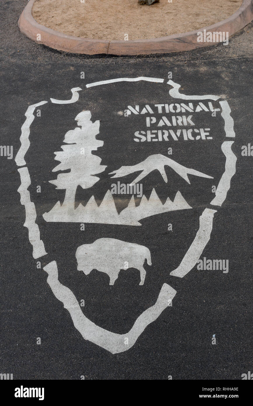 Parco nazionale di servizio logo dipinta su asfalto a Joshua Tree National Park in California, Stati Uniti d'America Foto Stock