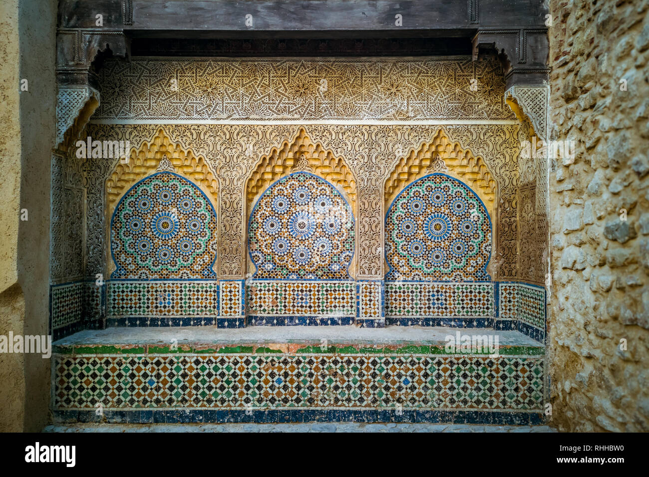Tradizionale ornato e colorate sculture arabesque nella Medina di Tangeri, Marocco Foto Stock