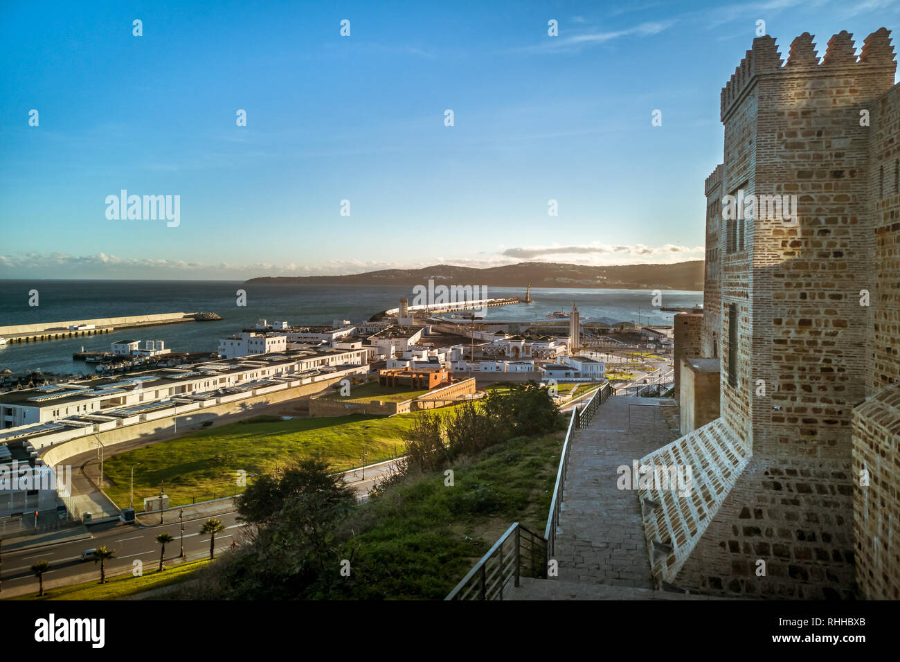 I bastioni della antica medina e il porto di Tangeri, a nord del Marocco Foto Stock