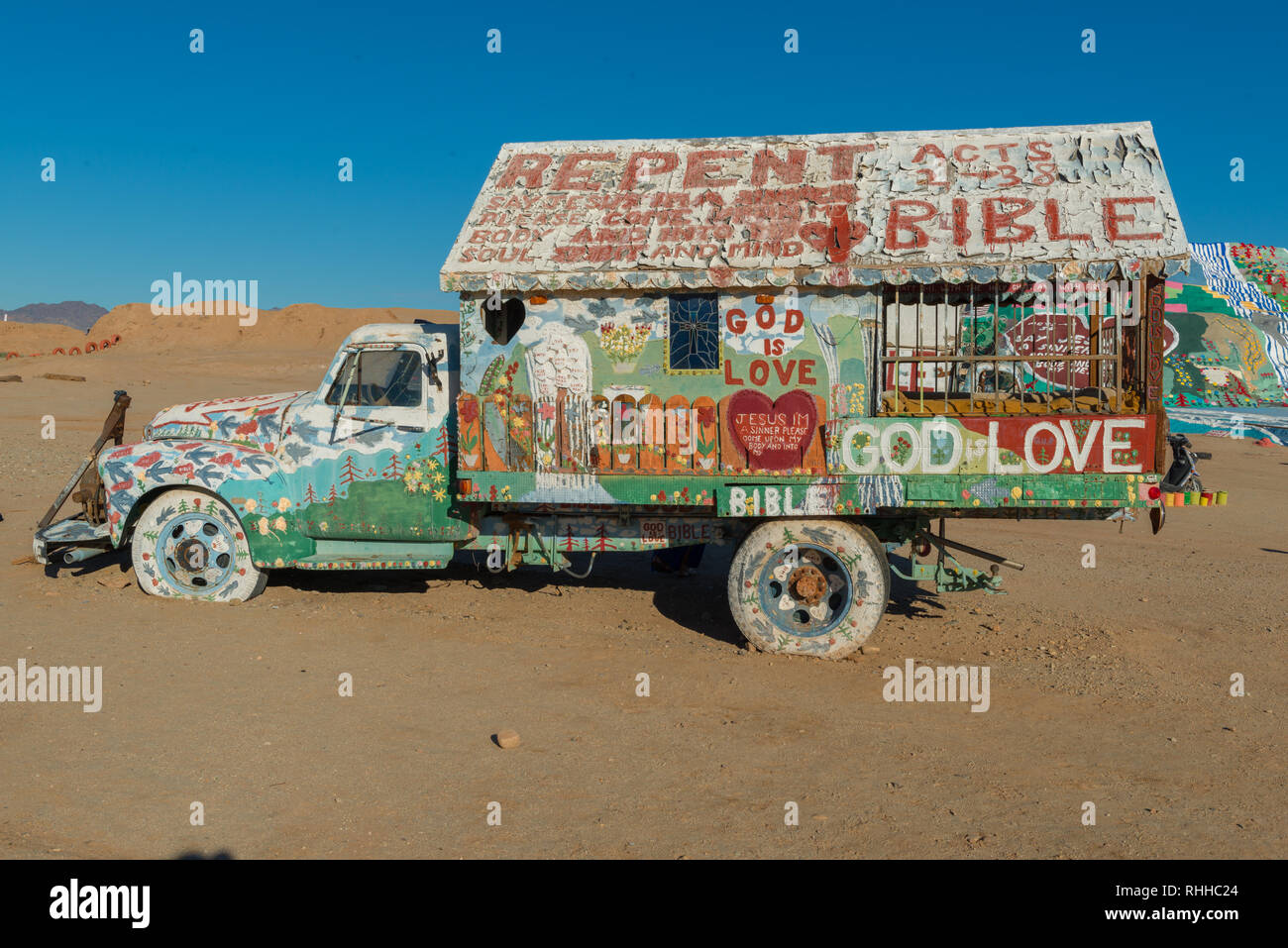 Decorate e dipinte carrello al di fuori della salvezza di montagna, nei pressi di lastra City, California, Stati Uniti d'America Foto Stock