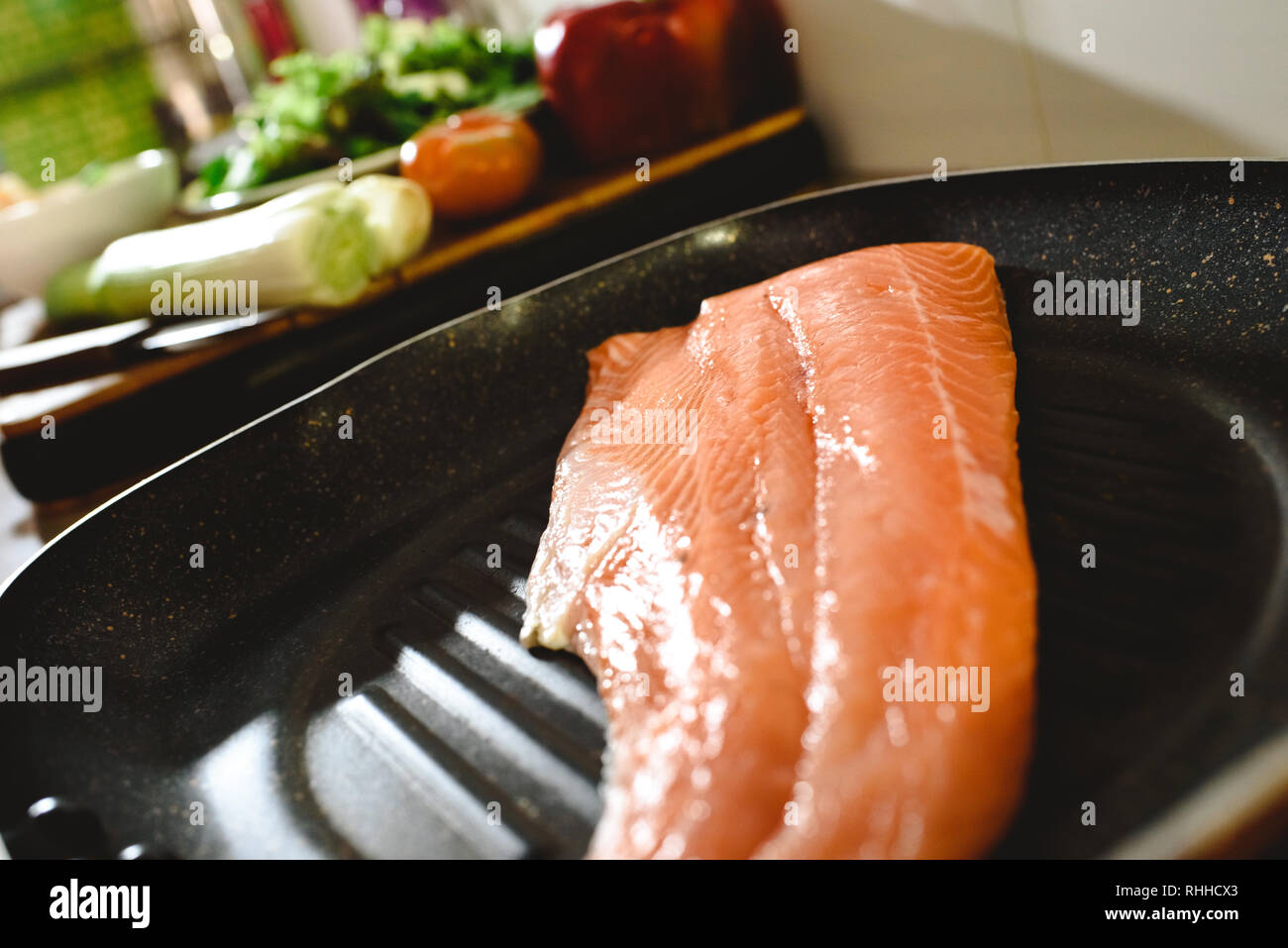 Rosa di filetto di salmone in una padella prima della cottura. Foto Stock
