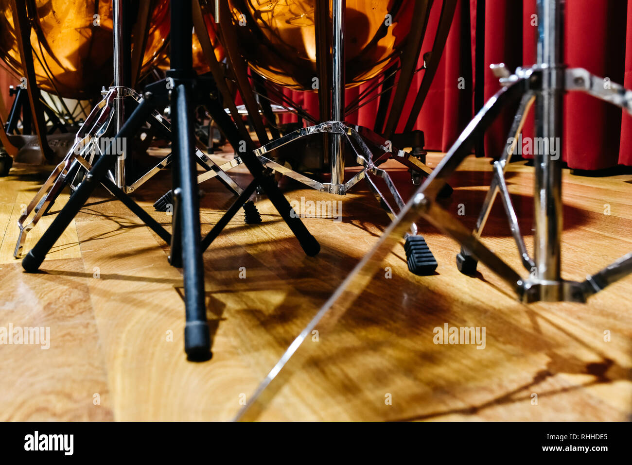 Cavalletti per tenere strumenti musicali a percussione. Foto Stock