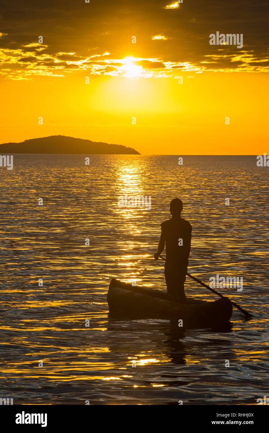 Pescatore nella sua canoa sul Lago Malawi, Cape Maclear, Malawi Foto Stock