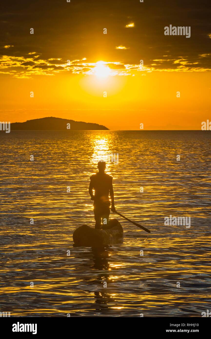 Pescatore nella sua canoa sul Lago Malawi, Cape Maclear, Malawi Foto Stock