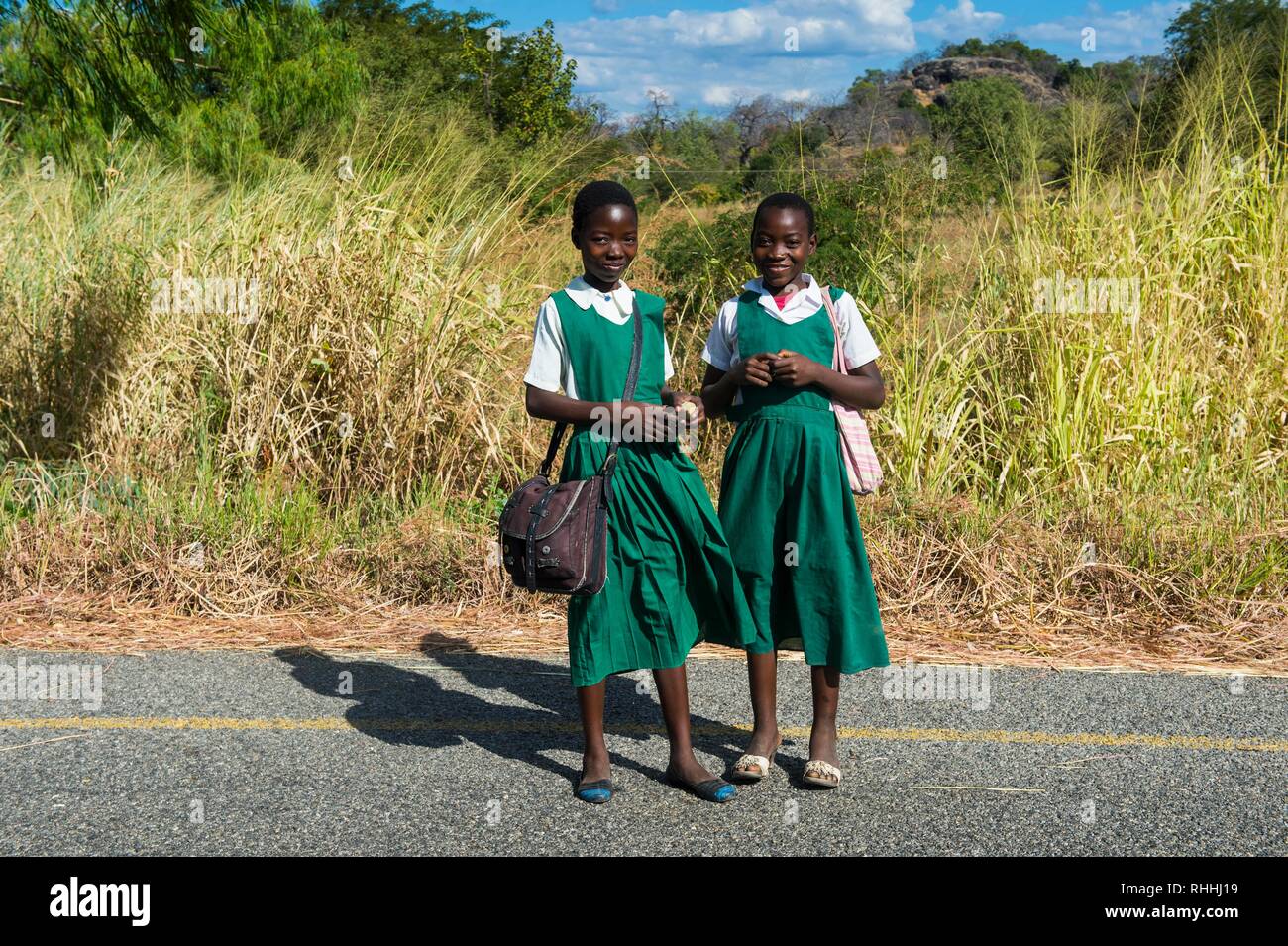 Scuola di giovani ragazze sulla loro strada di casa, Cape Maclear, Malawi, Africa Foto Stock