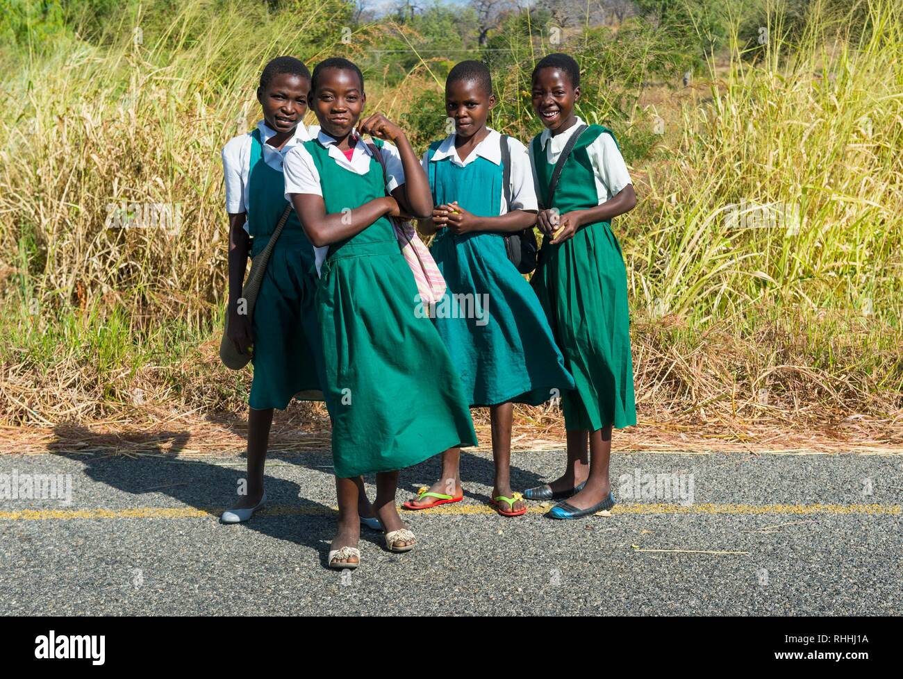 Scuola di giovani ragazze sulla loro strada di casa, Cape Maclear, Malawi, Africa Foto Stock