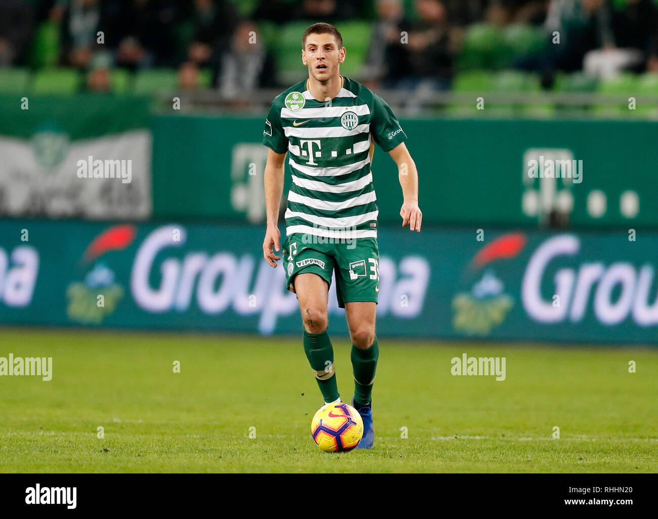 Budapest, Ungheria. 2° febbraio 2019. Lasha Dvali del Ferencvarosi TC controlla la sfera durante l'Ungherese Banca OTP Liga match tra Ferencvarosi TC e Budapest Honved a Groupama Arena il 2 febbraio 2019 a Budapest, Ungheria. Credito: Laszlo Szirtesi/Alamy Live News Foto Stock