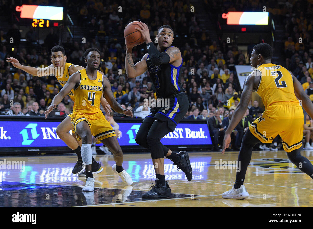 Wichita, Kansas, Stati Uniti d'America. 02Feb, 2019. Tulsa Golden uragano guard Elia giuntatore (3) cerca di passare all'angolo durante il NCAA Pallacanestro tra il Tulsa Golden uragani e Wichita State Shockers a Charles Koch Arena di Wichita, Kansas. Kendall Shaw/CSM/Alamy Live News Foto Stock