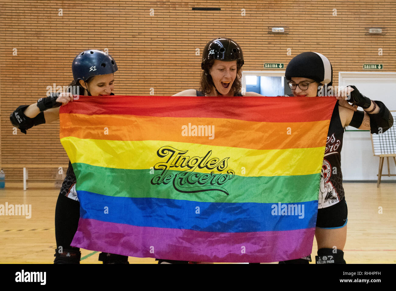 Madrid, Spagna. 2 febbraio 2019. I giocatori di Barcellona Roller Derby un, noto anche come "Inglés de Acero' (acciaio inguine in spagnolo), tenendo una bandiera arcobaleno con il nome del loro team. © Valentin Sama-Rojo/Alamy Live News. Foto Stock