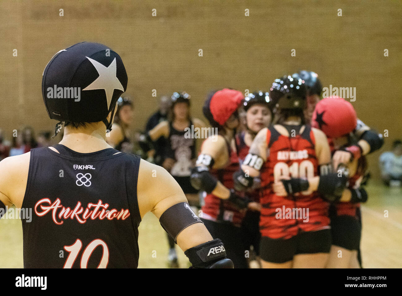 Madrid, Spagna. 2 febbraio 2019. Jammer di Barcellona Roller Derby un, #19 Anktion, attendendo l'inizio di un inceppamento durante la partita contro il rullo Derby Madrid A. © Valentin Sama-Rojo/Alamy Live News. Foto Stock