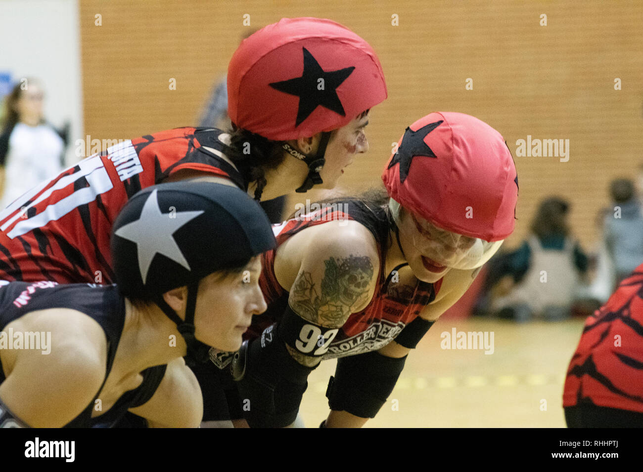 Madrid, Spagna. 2 febbraio 2019. Roller Derby di Madrid un impostazione di due jammers presso la linea di partenza al fine di nascondere la loro strategia del gioco durante la partita contro il Barcellona Roller Derby A. © Valentin Sama-Rojo/Alamy Live News. Foto Stock