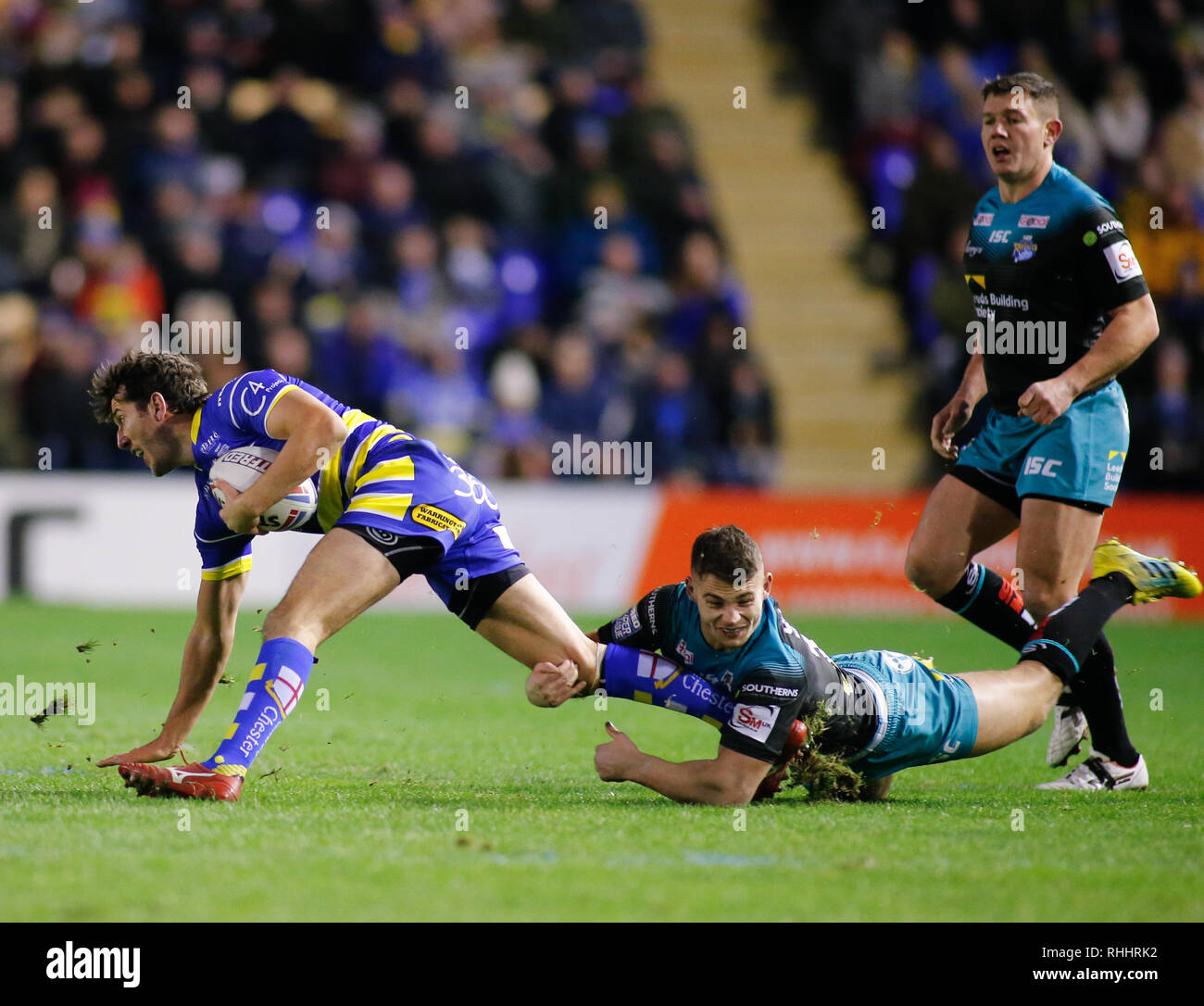 Cheshire, Regno Unito. 2° febbraio 2019. Betfred Super League Warrington lupi v Leeds rinoceronti Stefan Ratchford di Warrington lupi affrontati da Stevie Ward (R) di Leeds rinoceronti. Credito: Touchlinepics/Alamy Live News Foto Stock