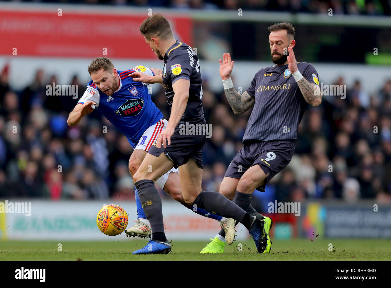 Ipswich, Regno Unito. 2° febbraio 2019. Alan Giudice di Ipswich Town batte Sam Hutchinson e Steven Fletcher di Sheffield mercoledì - Ipswich Town v Sheffield Mercoledì, Sky scommessa campionato, Portman Road, Ipswich - 2 Febbraio 2019 solo uso editoriale - DataCo restrizioni si applicano Credito: Giornata immagini limitata/Alamy Live News Foto Stock