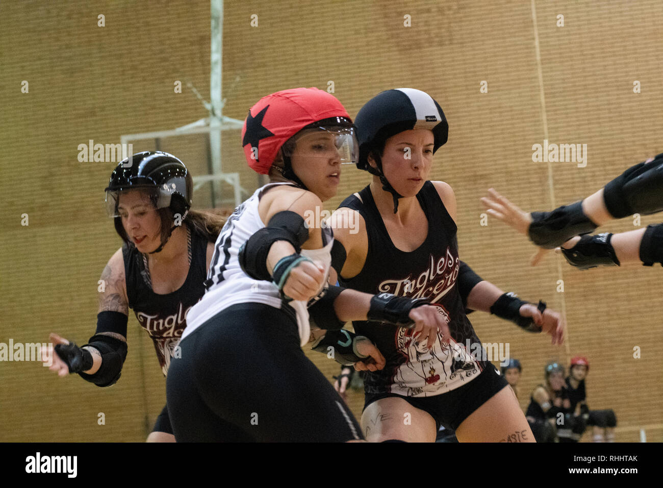 Madrid, Spagna. 2 febbraio 2019. Jammer di Roller Derby Madrid B, #41 Malas Formas, il tentativo di fuggire da un perno del rullo di Barcellona Derby B. © Valentin Sama-Rojo/Alamy Live News. Foto Stock