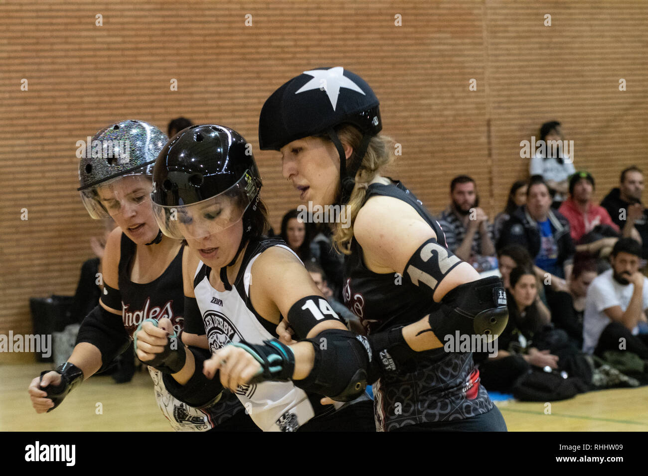 Madrid, Spagna. 2 febbraio 2019. Player #145 Asperhater del rullo Derby Madrid b bloccando il disturbatore di Barcellona Roller Derby B, #12 Sharon forte. © Valentin Sama-Rojo/Alamy Live News. Foto Stock