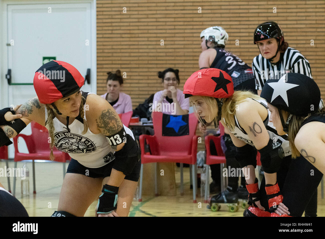 Madrid, Spagna. 2 febbraio 2019. Jammers del rullo Derby Madrid B (rosso), #10 Feminatrix, e rullo di Barcellona Derby B, #8 Mon-Zone, attendendo l'inizio di un inceppamento. © Valentin Sama-Rojo/Alamy Live News. Foto Stock