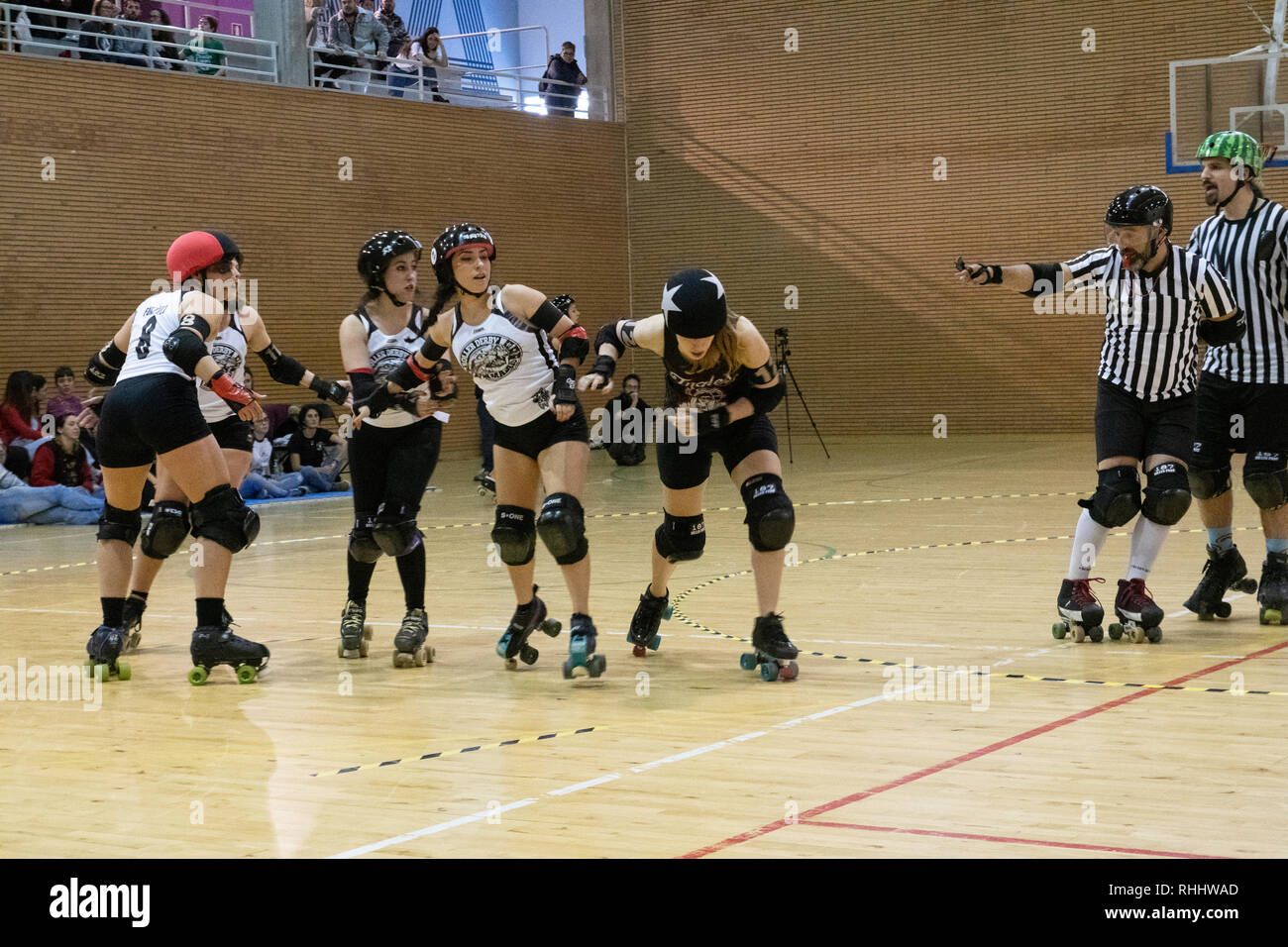 Madrid, Spagna. 2 febbraio 2019. Jammer di Barcellona Roller Derby B (nero), #12 Sharon forte, la fuga la muraglia difensiva del rullo Derby Madrid B. © Valentin Sama-Rojo/Alamy Live News. Foto Stock