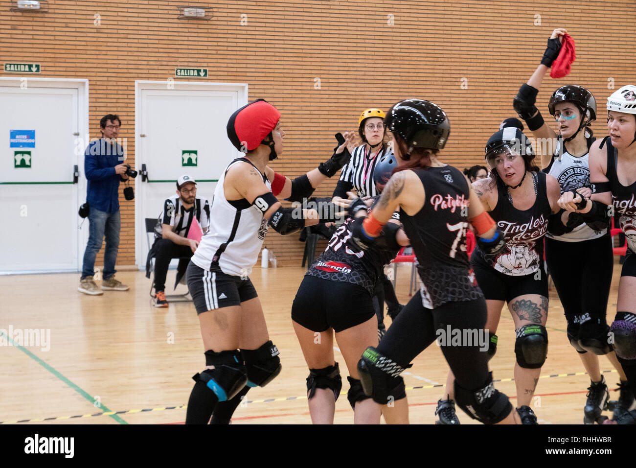 Madrid, Spagna. 2 febbraio 2019. Jammer di Roller Derby Madrid B passando il casco cover al suo perno durante la partita contro il Barcellona Roller Derby B. © Valentin Sama-Rojo/Alamy Live News. Foto Stock